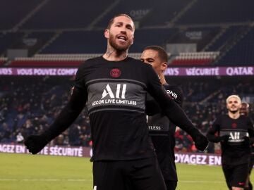 Sergio Ramos celebra un gol con el PSG