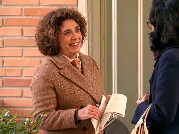 Tina, la madre de Coral, llega a la plaza de los Frutos en el momento oportuno Tina, la madre de Coral, llega a la plaza de los Frutos en el momento oportuno