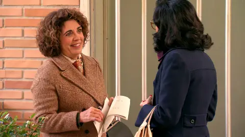 Tina, la madre de Coral, llega a la plaza de los Frutos en el momento oportuno Tina, la madre de Coral, llega a la plaza de los Frutos en el momento oportuno