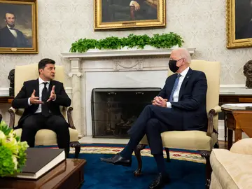 Imagen de archivo del presidente de los Estados Unidos, Joe Biden con su homólogo ucraniano, Volodímir Zelenski