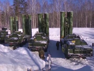 Rusia envía camiones militares con misiles a Crimea