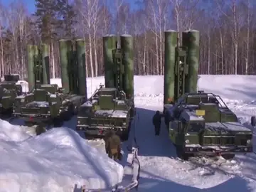 Rusia envía camiones militares con misiles a Crimea Rusia envía camiones militares con misiles a Crimea
