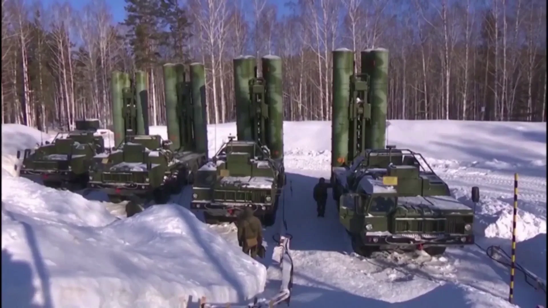 Rusia envía camiones militares con misiles a Crimea Rusia envía camiones militares con misiles a Crimea