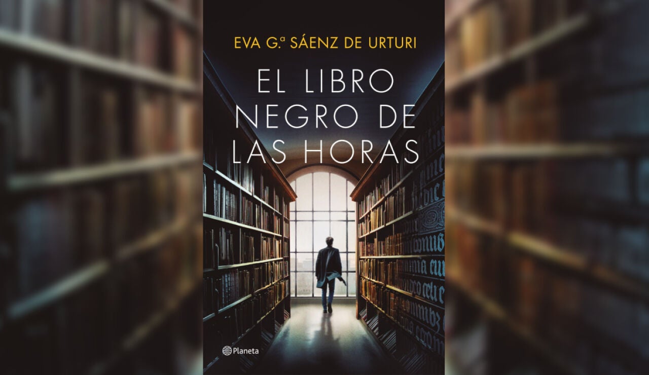  Cubierta de 'El libro negro de las horas', de Eva García Sáenz de Urturi