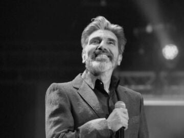 Diego Verdaguer, cantante argentino, muere por complicaciones del covid-19.