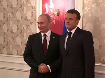 Los presidentes de Rusia y Francia, Vladimir Putin y Emmanuel Macron