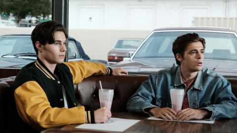 Elias Kacavas (Cal Jacobs) y Derek (Henry Eikenberry) en la temporada 2 de 'Euphoria'