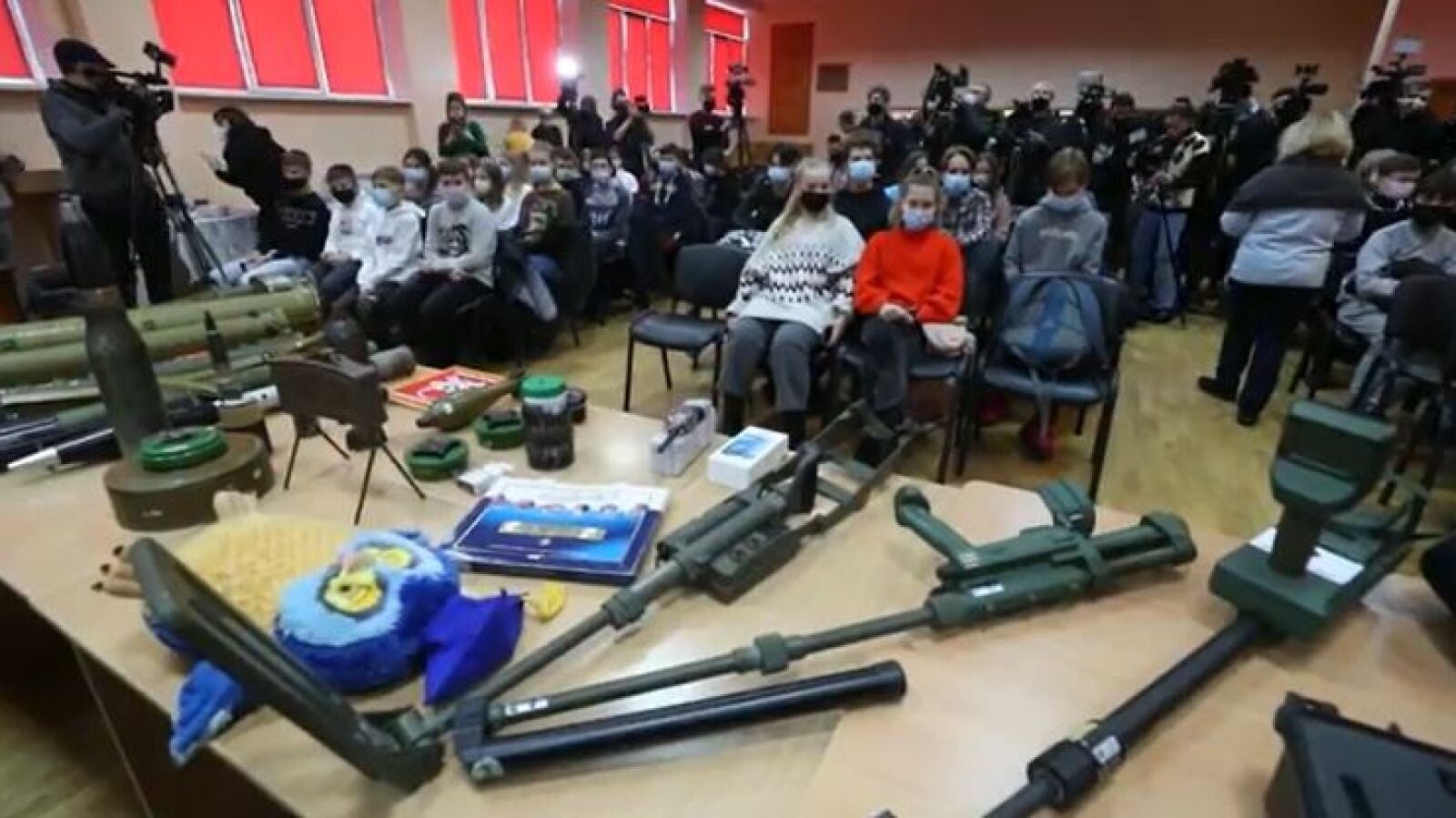 Los alumnos de Kiev reciben charlas militares para aprender a detectar armas 