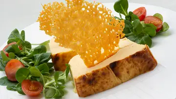Pastel de espárragos blancos con crujiente de queso, de Arguiñano: "¡Solo triturar y al horno!"