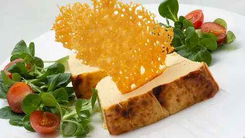 Pastel de espárragos blancos con crujiente de queso, de Arguiñano: "¡Solo triturar y al horno!" Pastel de espárragos blancos con crujiente de queso, de Arguiñano: "¡Solo triturar y al horno!"