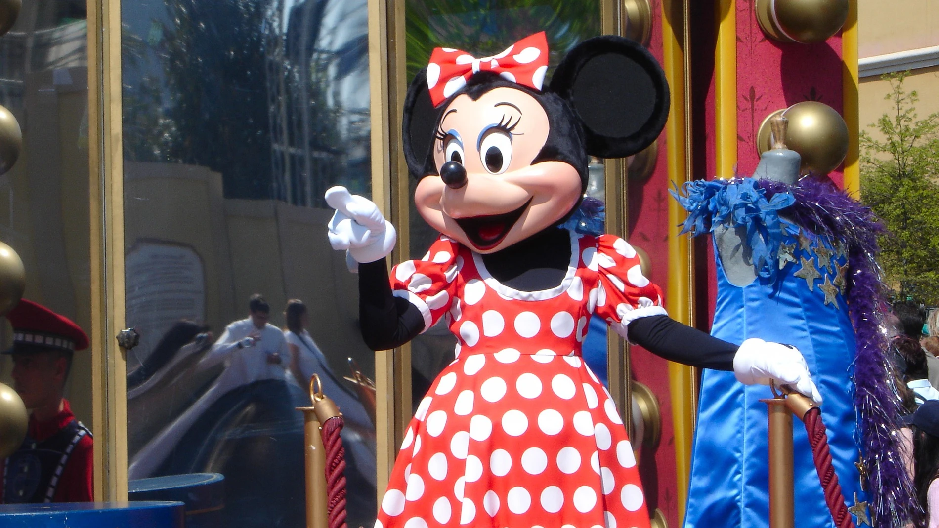 gatito colgante Disciplina Minnie Mouse cuelga la falda y vestirá pantalones por primera vez en la  historia
