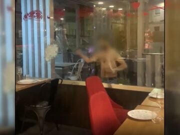 Un joven destroza el cristal de un restaurante en Murcia