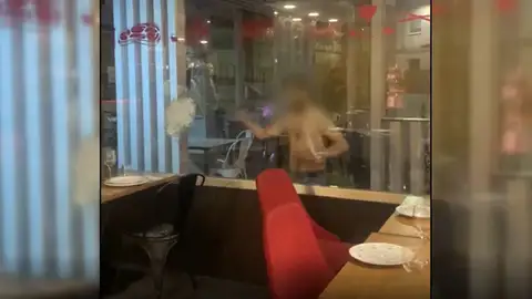 Un joven destroza el cristal de un restaurante en Murcia Un joven destroza el cristal de un restaurante en Murcia