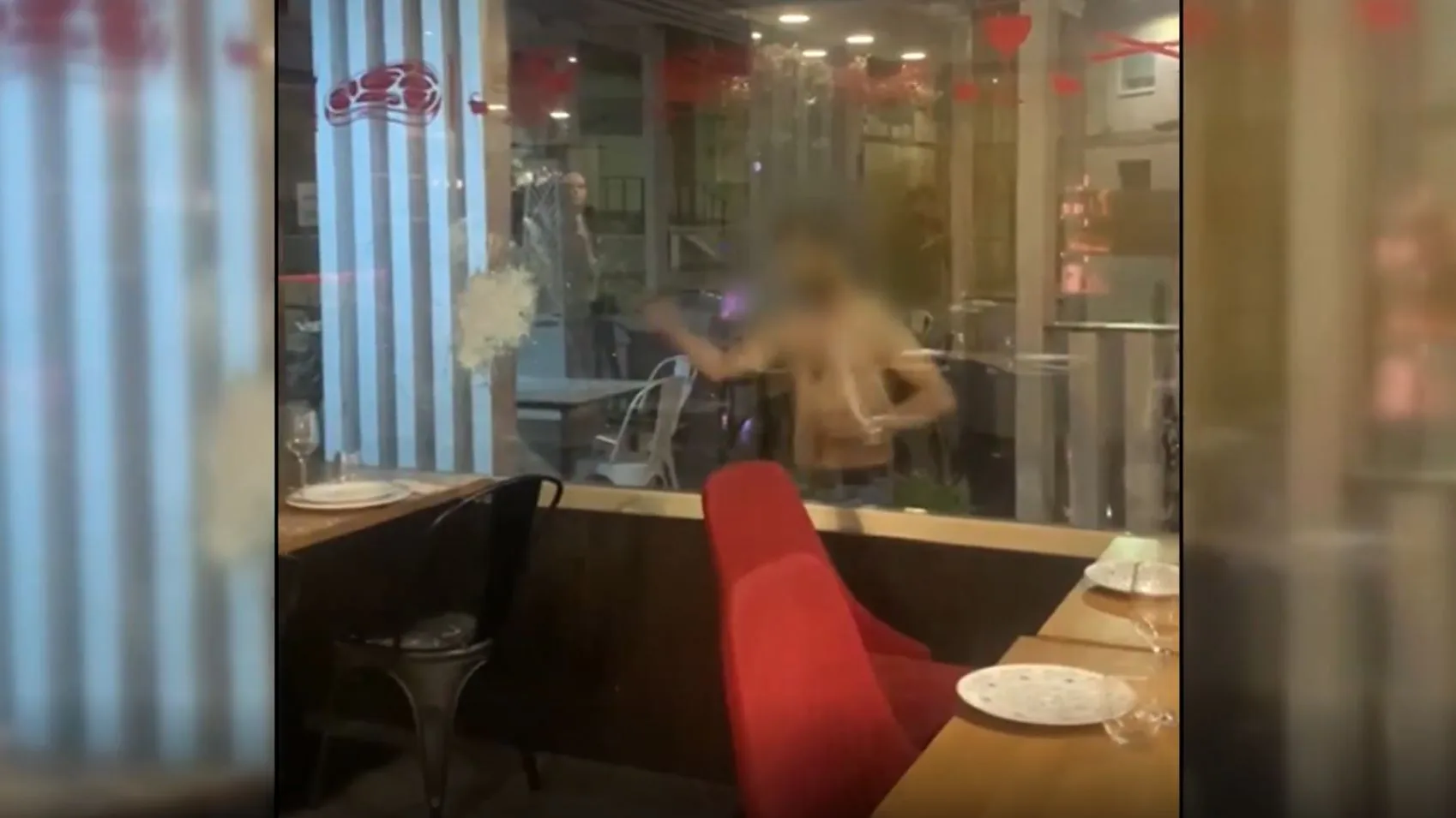 Un joven destroza el cristal de un restaurante en Murcia Un joven destroza el cristal de un restaurante en Murcia