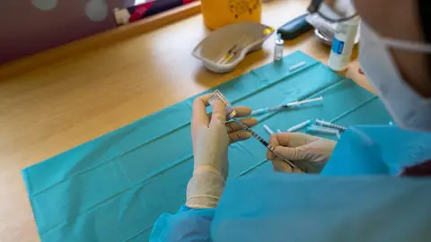 Un juzgado de Benidorm condena a Sanidad a indemnizar por la desprotección de los médicos en la primera ola Un juzgado de Benidorm condena a Sanidad a indemnizar por la desprotección de los médicos en la primera ola