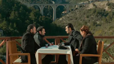 Demir y Yilmaz se unen para evitar que se descubra la verdad Demir y Yilmaz se unen para evitar que se descubra la verdad