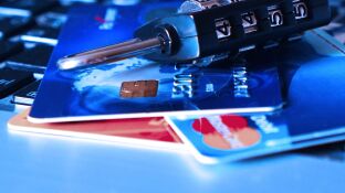 Tarjetas bancarias con un candado