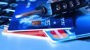 Tarjetas bancarias con un candado Tarjetas bancarias con un candado