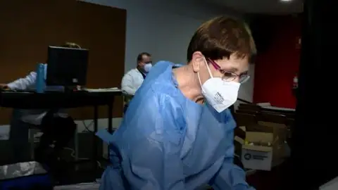 Teresa, una enfermera jubilada que ayuda a poner vacunas contra la Covid-19 Teresa, una enfermera jubilada que ayuda a poner vacunas contra la Covid-19