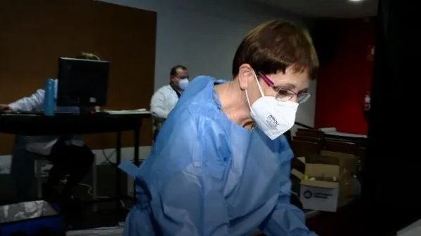 Teresa, una enfermera jubilada que ayuda a poner vacunas contra la Covid-19 Teresa, una enfermera jubilada que ayuda a poner vacunas contra la Covid-19