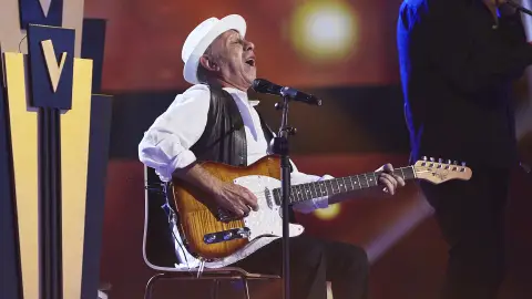 Lluís Navarro canta ‘Tutti Frutti’ en la Gran Final de ‘La Voz Senior’ Lluís Navarro canta ‘Tutti Frutti’ en la Gran Final de ‘La Voz Senior’