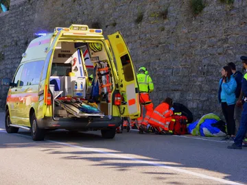 Ambulancia y sanitarios Ambulancia y sanitarios