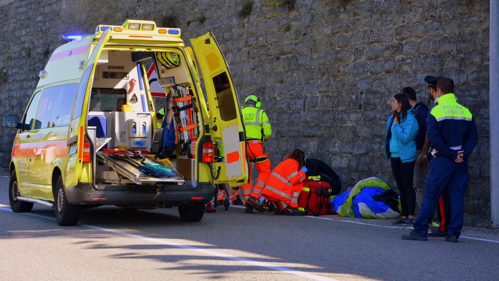 Ambulancia y sanitarios Ambulancia y sanitarios