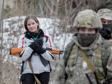 Civiles ucranianos se forman en instrucción militar ante un posible ataque de Rusia