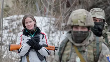 Civiles ucranianos se forman en instrucción militar ante un posible ataque de Rusia