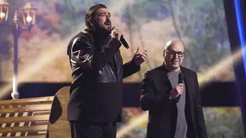 Antonio Orozco y José Hervin cantan ‘Volver’ en la Gran Final de ‘La Voz Senior’