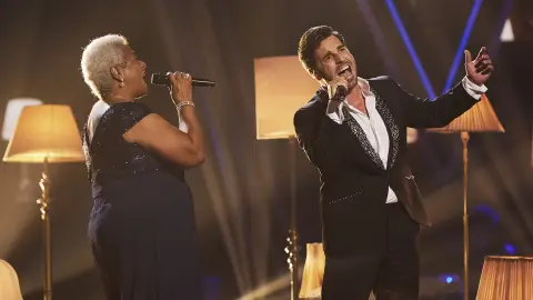 David Bustamante y Gwen Perry cantan ‘Unchained Melody’ en la Gran Final de ‘La Voz Senior’ David Bustamante y Gwen Perry cantan ‘Unchained Melody’ en la Gran Final de ‘La Voz Senior’