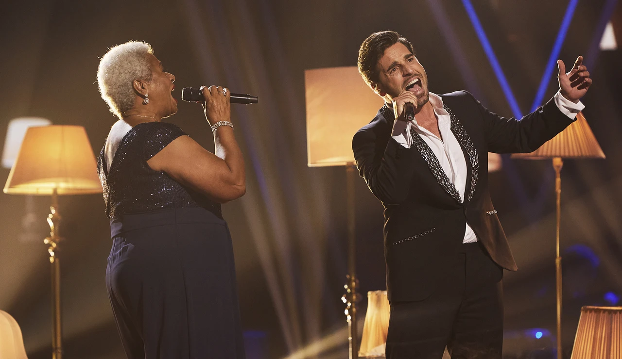 David Bustamante y Gwen Perry cantan ‘Unchained Melody’ en la Gran Final de ‘La Voz Senior’