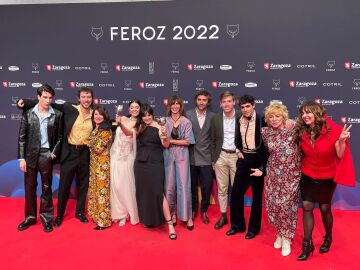 Los integrantes del equipo de la serie "Cardo" posan con los premios recibidos durante la gala de la 9ª edición de los Premios Feroz 2022