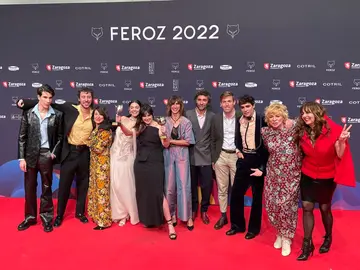 Los integrantes del equipo de la serie "Cardo" posan con los premios recibidos durante la gala de la 9ª edición de los Premios Feroz 2022 Los integrantes del equipo de la serie "Cardo" posan con los premios recibidos durante la gala de la 9ª edición de los Premios Feroz 2022