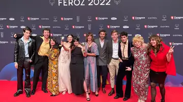 Los integrantes del equipo de la serie "Cardo" posan con los premios recibidos durante la gala de la 9ª edición de los Premios Feroz 2022
