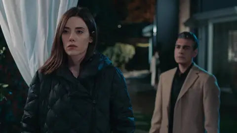 Volkan, a Asya: “¡Le diré a Derin que nos vamos a divorciar!” La confesión de Volkan mientras Derin escucha a escondidas.