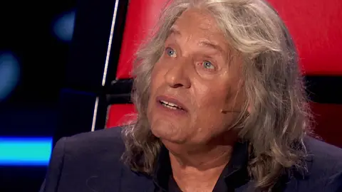José Mercé eriza la piel antes de estrenar su nuevo single en 'La Voz Senior. 'La Voz Senior'