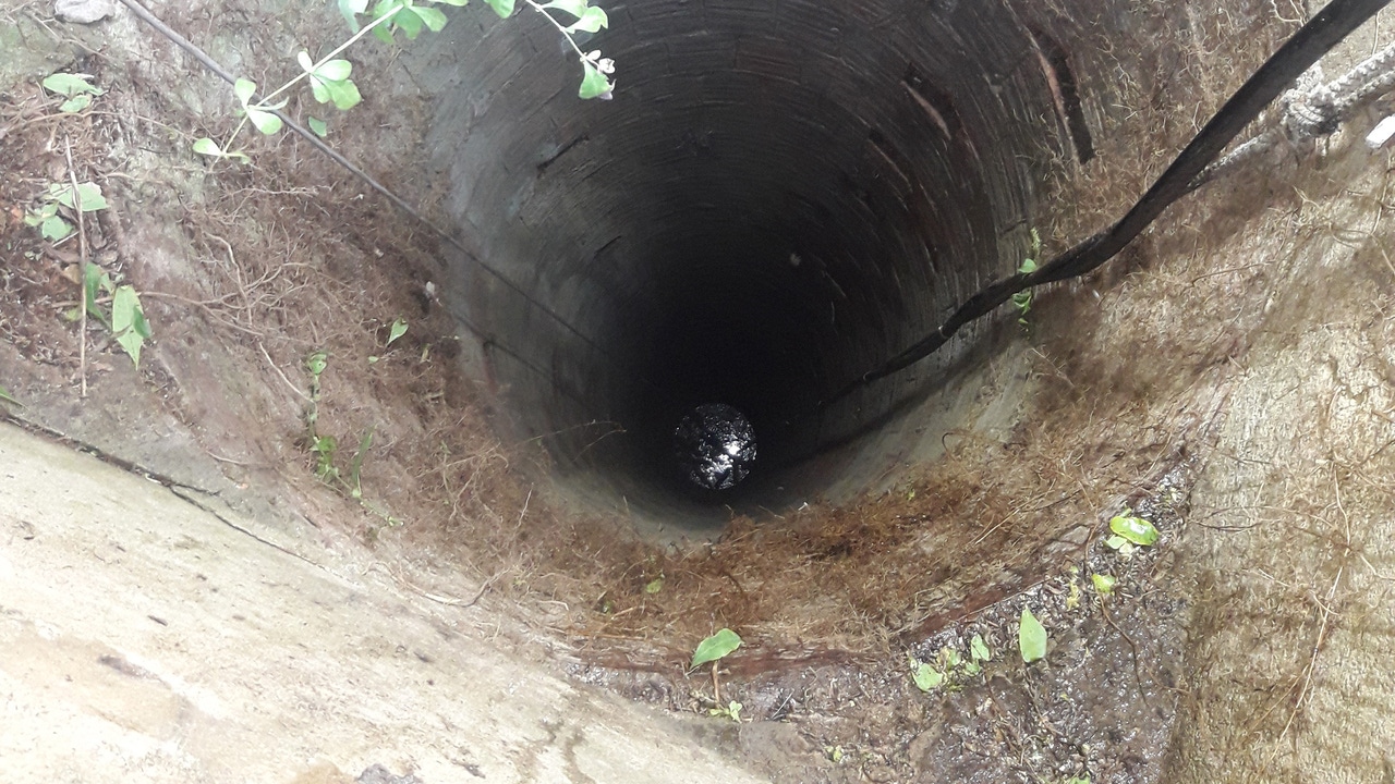 Un hombre cae a un pozo de 25 metros en Barcelona y solo sufre contusiones