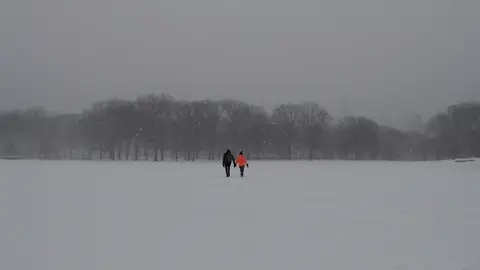 Miles de vuelos cancelados por una tormenta de nieve que azota el noreste de EE.UU. Miles de vuelos cancelados por una tormenta de nieve que azota el noreste de EE.UU.