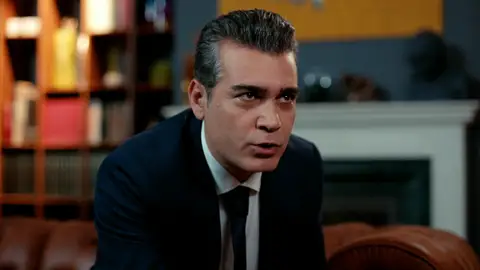 Volkan, sobre Asya: “Me perdonará cuando vea de lo que soy capaz por estar a su lado” Volkan tiene una sincera conversación con Bahar.