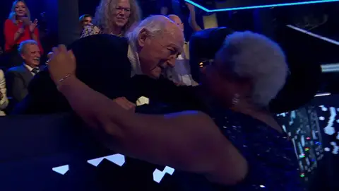 El beso de Gwen Perry y su marido que irradia orgullo y admiración 'La Voz Senior'