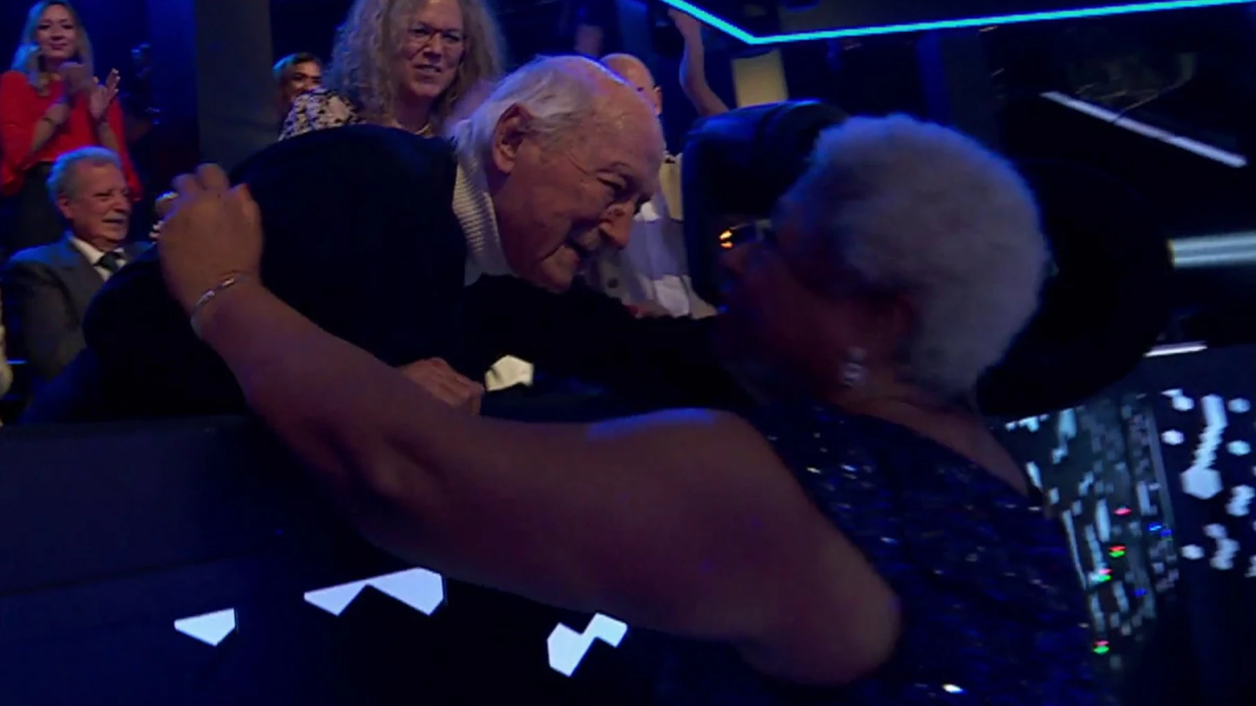 El beso de Gwen Perry y su marido que irradia orgullo y admiración 'La Voz Senior'