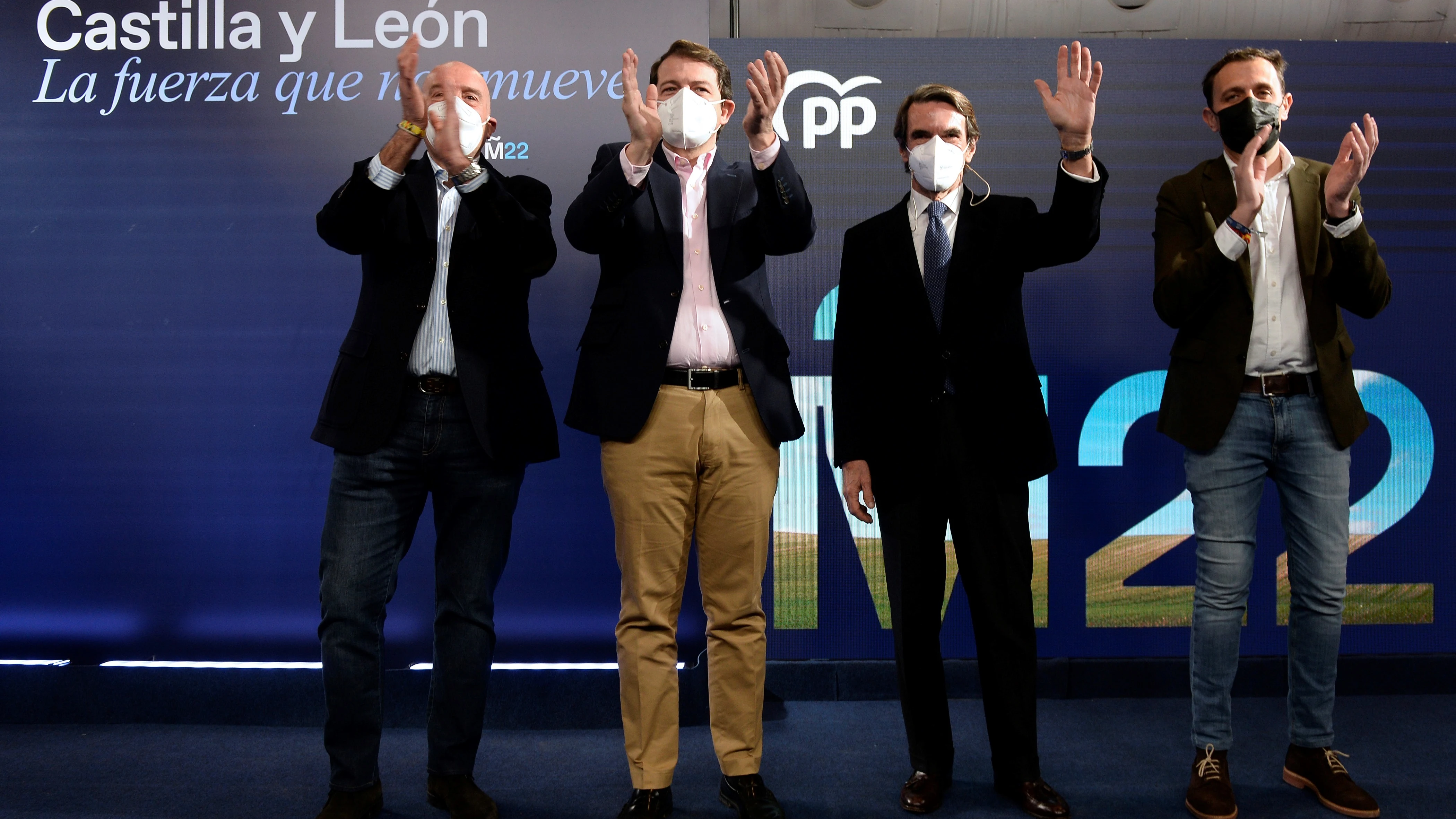 El expresidente del Gobierno Jos&eacute; Mar&iacute;a Aznar (2d), clausura en Valladolid un acto de la campa&ntilde;a electoral a la Presidencia de Castilla y Le&oacute;n junto al candidato a la reelecci&oacute;n por el PP, Alfonso Fern&aacute;ndez Ma&ntilde;ueco 