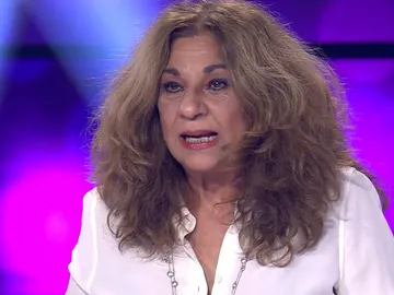 Lolita se rinde ante la trayectoria de una concursante Lolita se rinde ante la trayectoria de una concursante