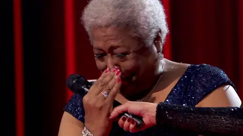 Gwen Perry se derrumba con los mensajes de su familia de Estados Unidos 'La Voz Senior'