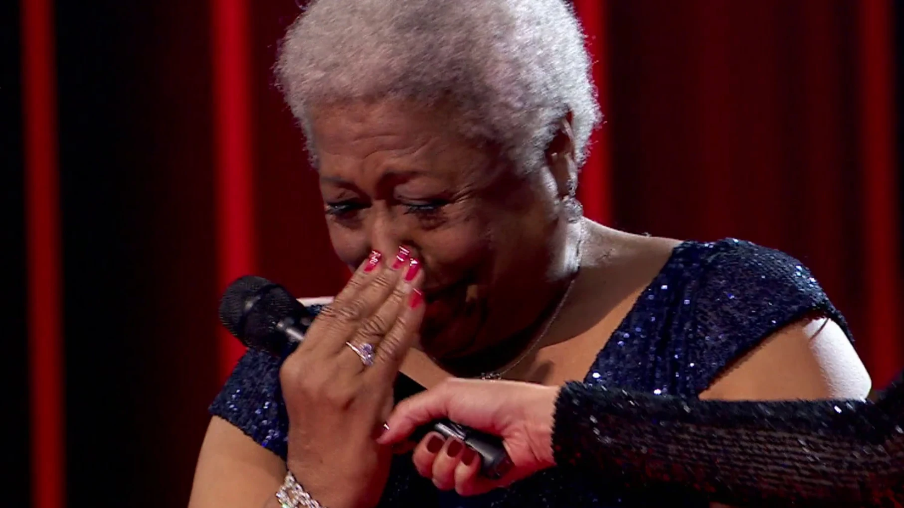 Gwen Perry se derrumba con los mensajes de su familia de Estados Unidos 'La Voz Senior'