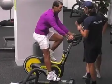 Rafa Nadal haciendo ejercicio en la bicicleta estática tras 5 horas de partido de la final del Open de Australia de tenis