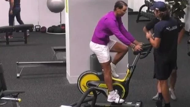 Rafa Nadal haciendo ejercicio en la bicicleta est&aacute;tica tras 5 horas de partido de la final del Open de Australia de tenis