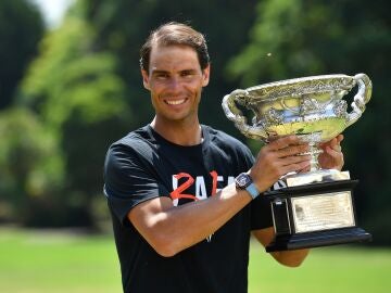 Rafa Nadal posa con el trofeo del Open de Australia 2022
