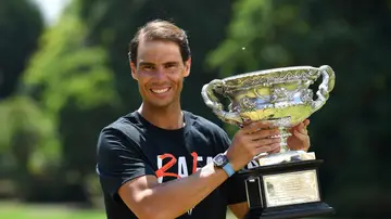 Rafa Nadal posa con el trofeo del Open de Australia 2022